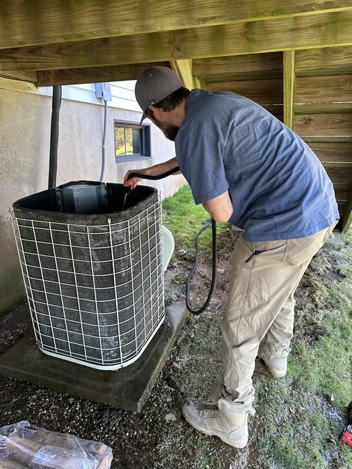 Outdoor AC condenser service - Meta Mechanical